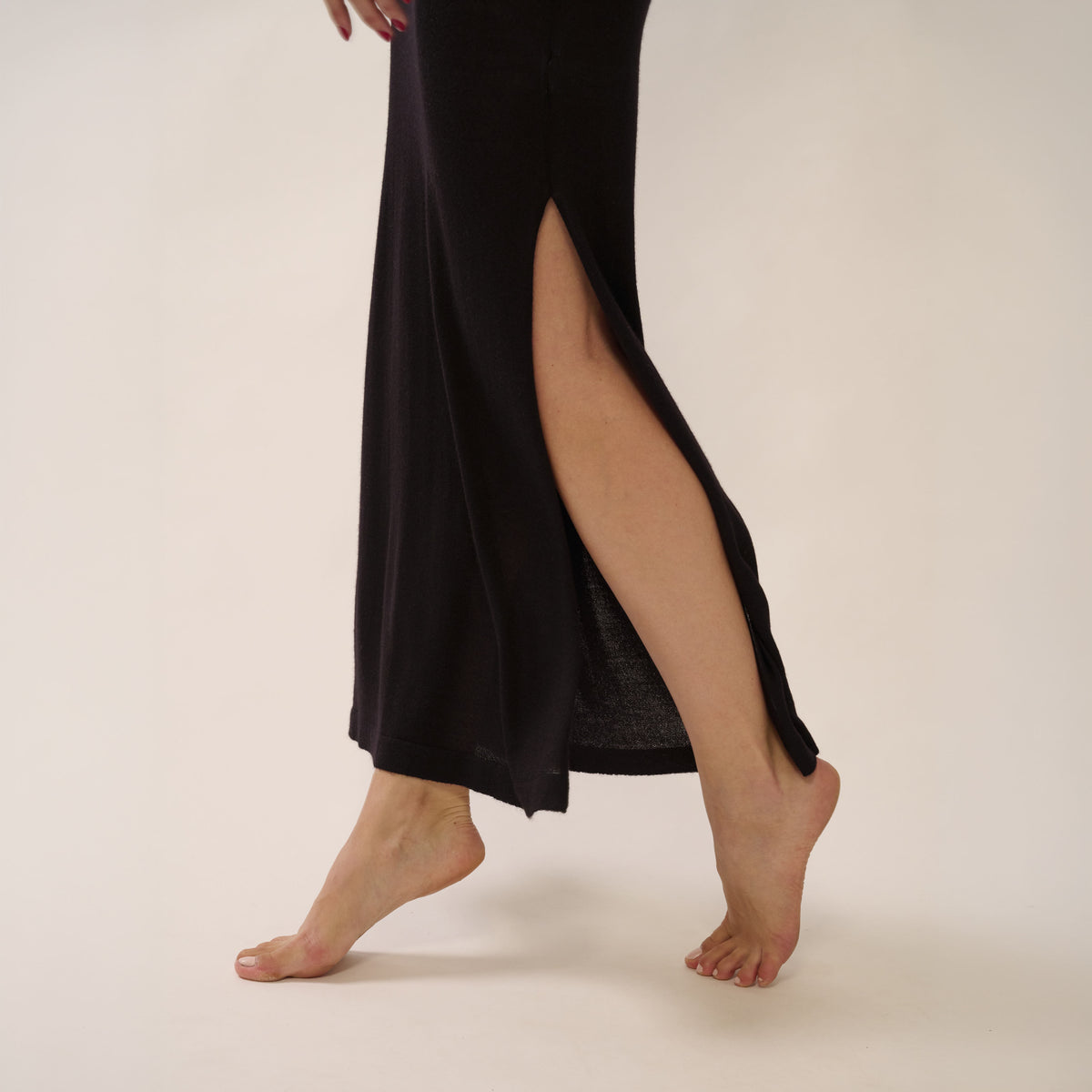 Serena cashmere long dress with drop-needle net top in black – view 4 – Georgina Brandolini